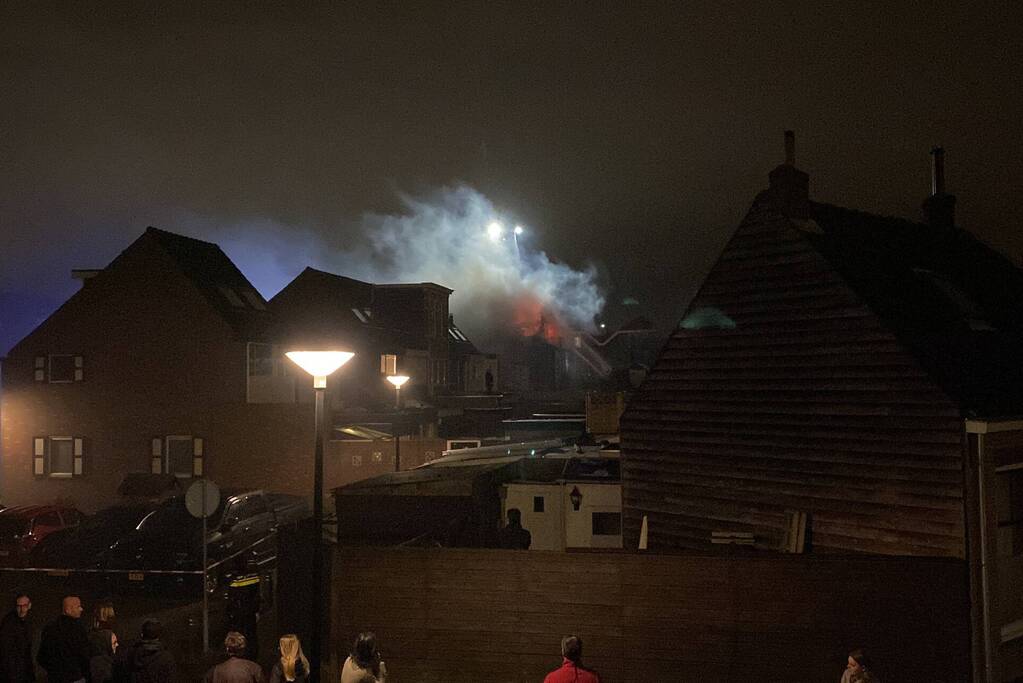 Zeer grote brand op dakterras