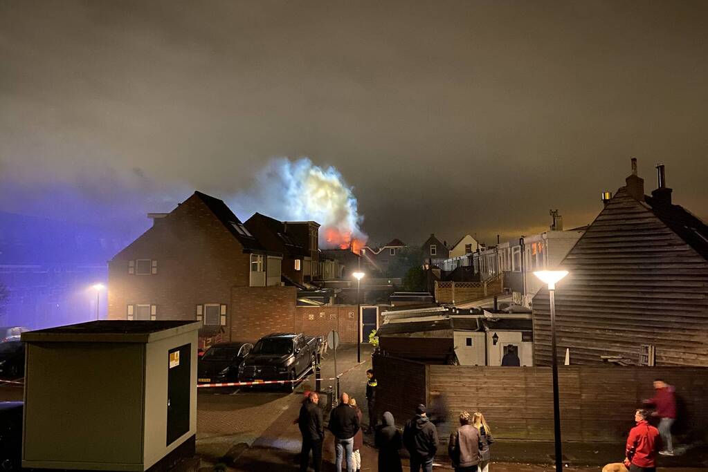 Zeer grote brand op dakterras