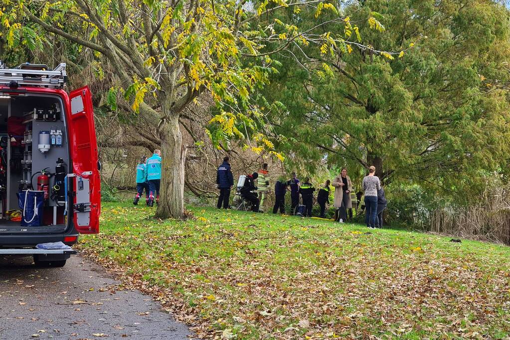 Brandweer haalt persoon uit het water