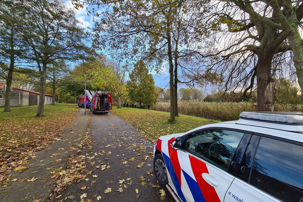 Brandweer haalt persoon uit het water
