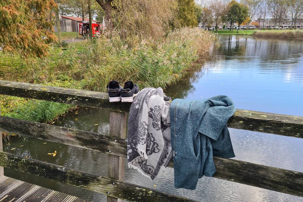 Brandweer haalt persoon uit het water