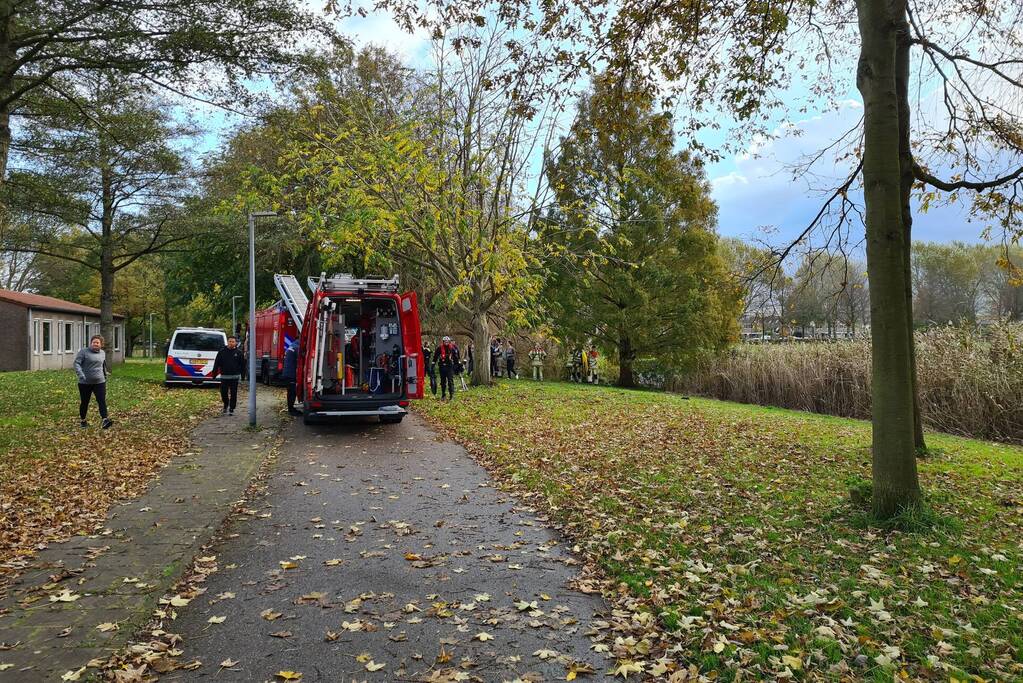Brandweer haalt persoon uit het water