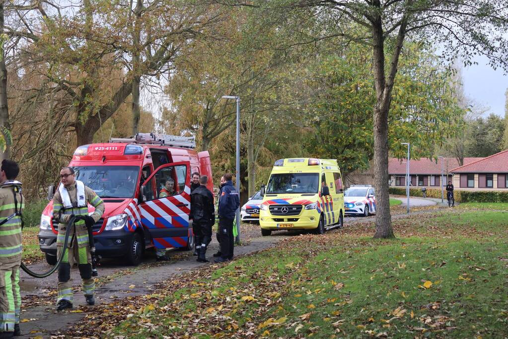 Brandweer haalt persoon uit het water