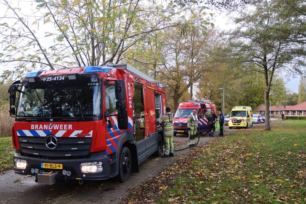 Brandweer haalt persoon uit het water