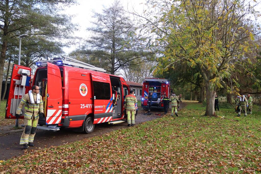 Brandweer haalt persoon uit het water