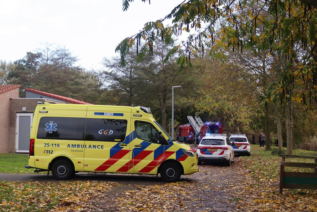 Brandweer haalt persoon uit het water