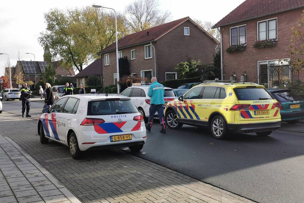 Vrouw fietst tegen openslaande autoportier aan