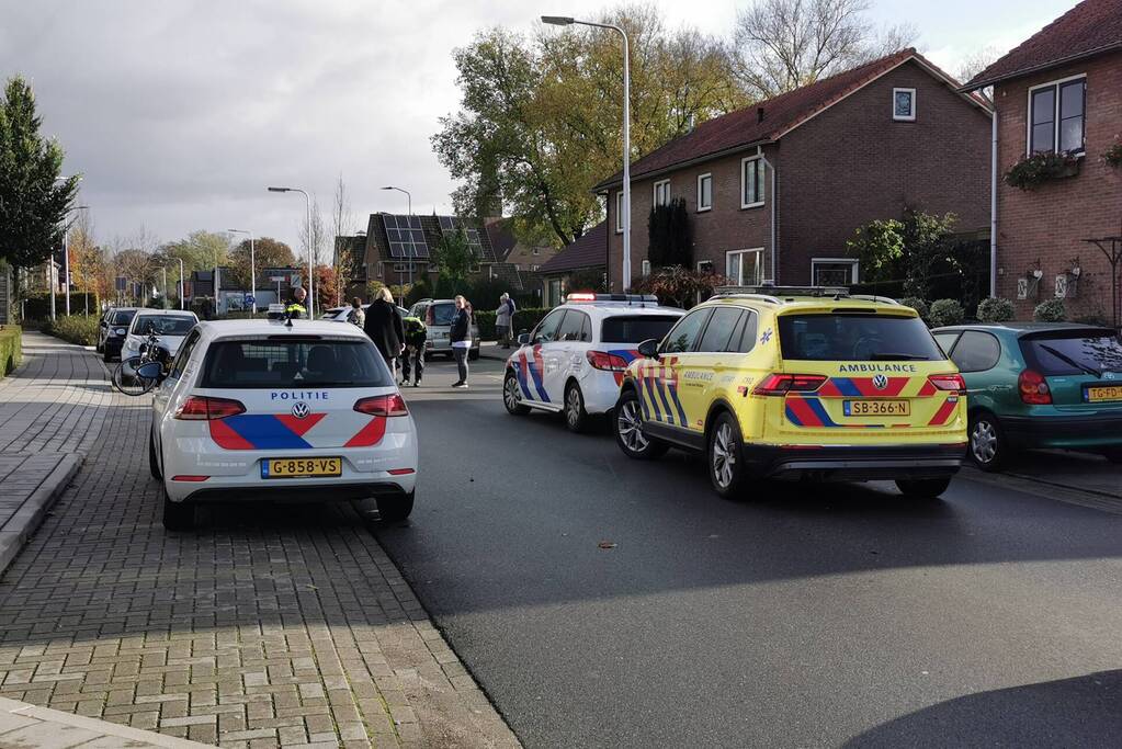 Vrouw fietst tegen openslaande autoportier aan