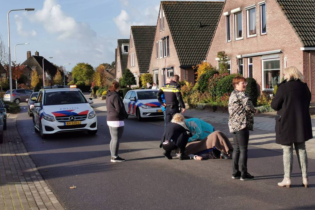 Vrouw fietst tegen openslaande autoportier aan