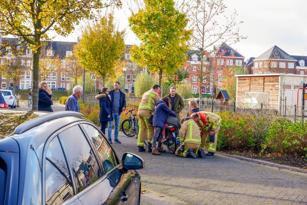 Kind bevrijdt uit bakfiets door brandweer