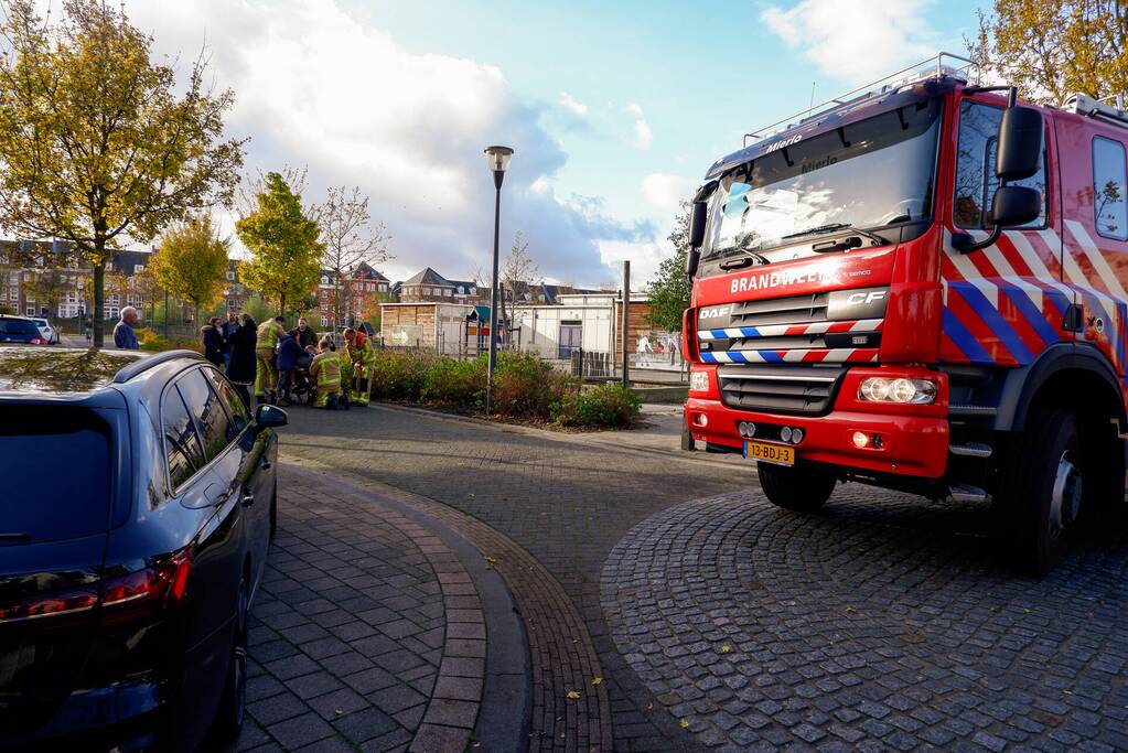 Kind bevrijdt uit bakfiets door brandweer