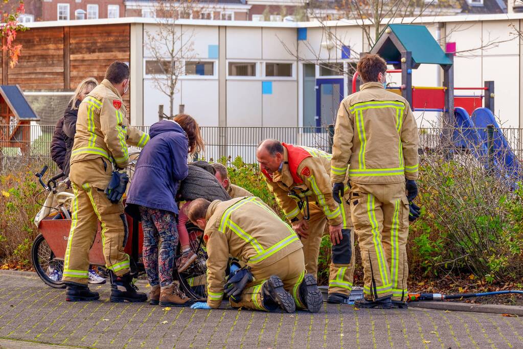 Kind bevrijdt uit bakfiets door brandweer
