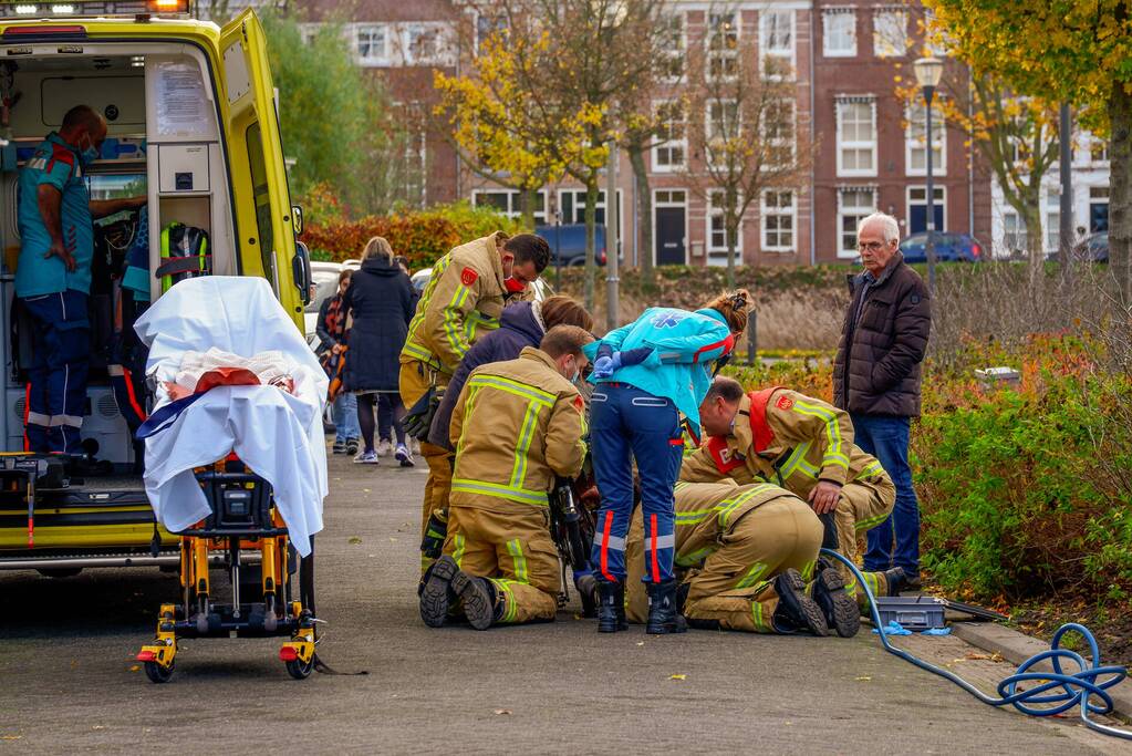 Kind bevrijdt uit bakfiets door brandweer