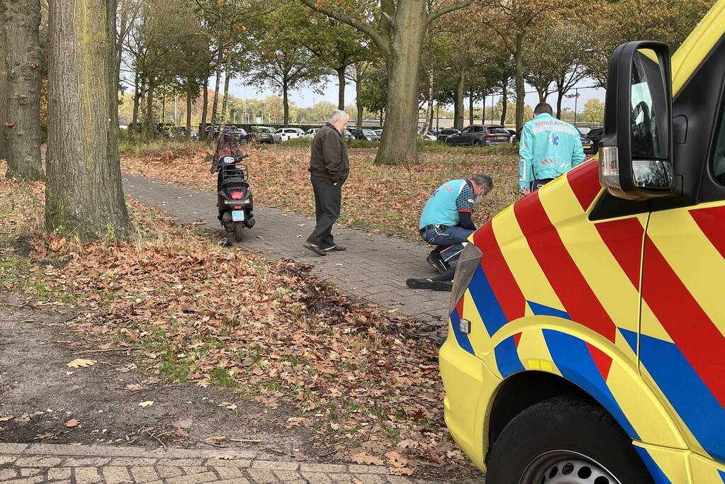 Persoon gewond na val met scooter