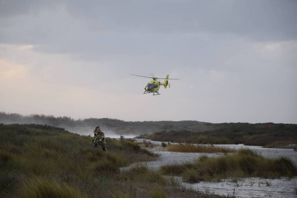 Persoon gered van zandbank door helikopter
