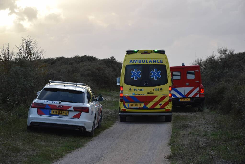 Persoon gered van zandbank door helikopter