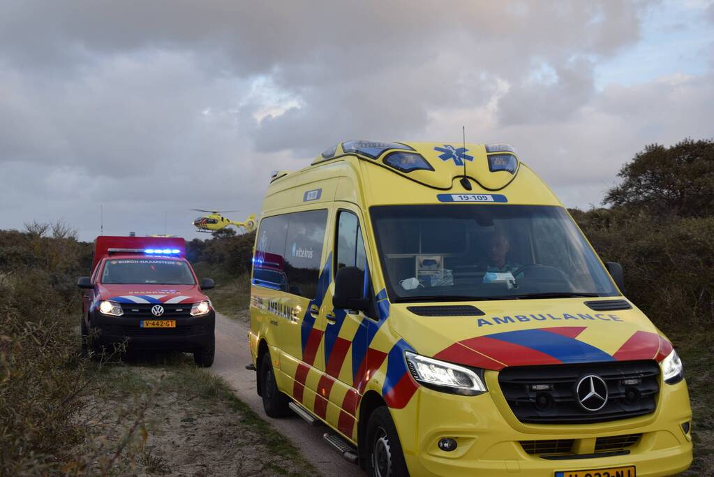 Persoon gered van zandbank door helikopter