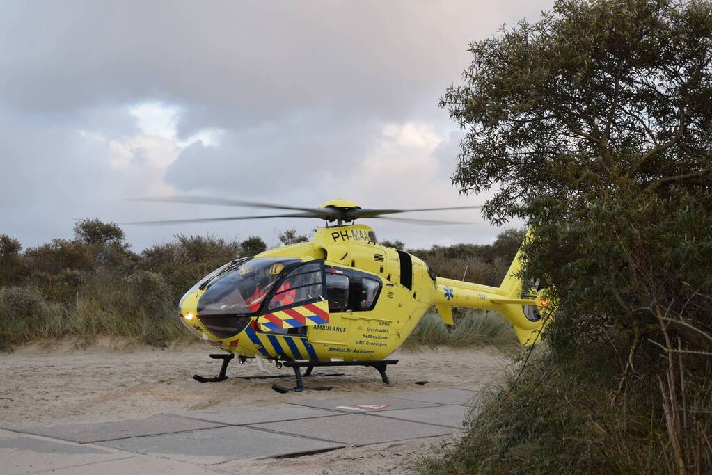 Persoon gered van zandbank door helikopter