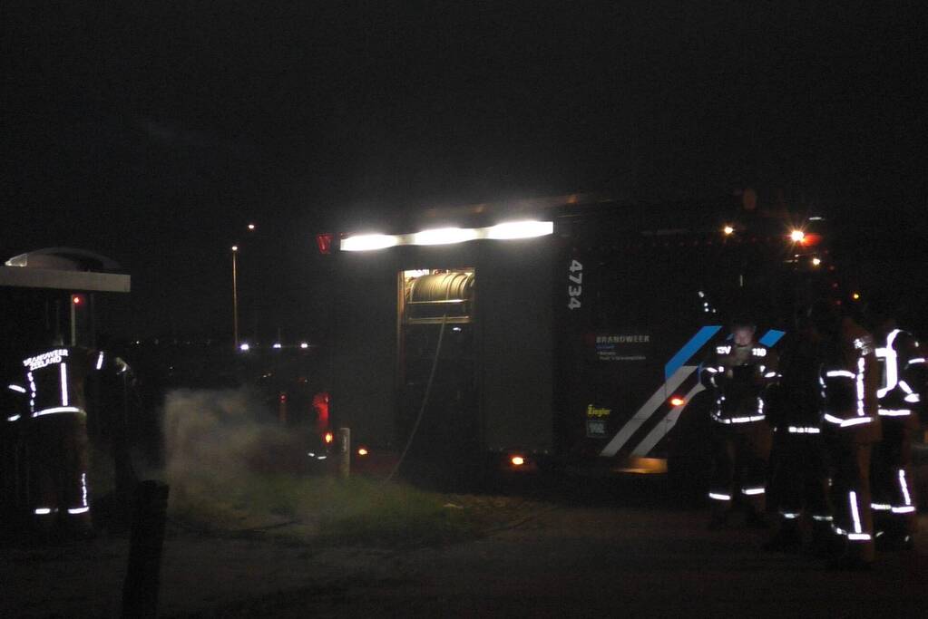 Brandweer blust brandende prullenbak