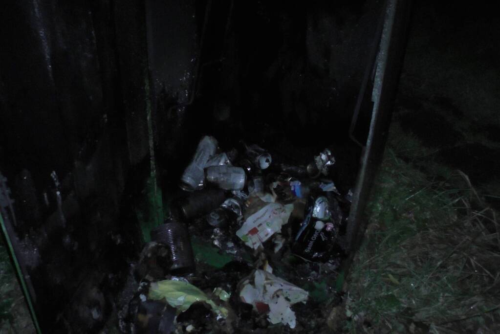 Brandweer blust brandende prullenbak