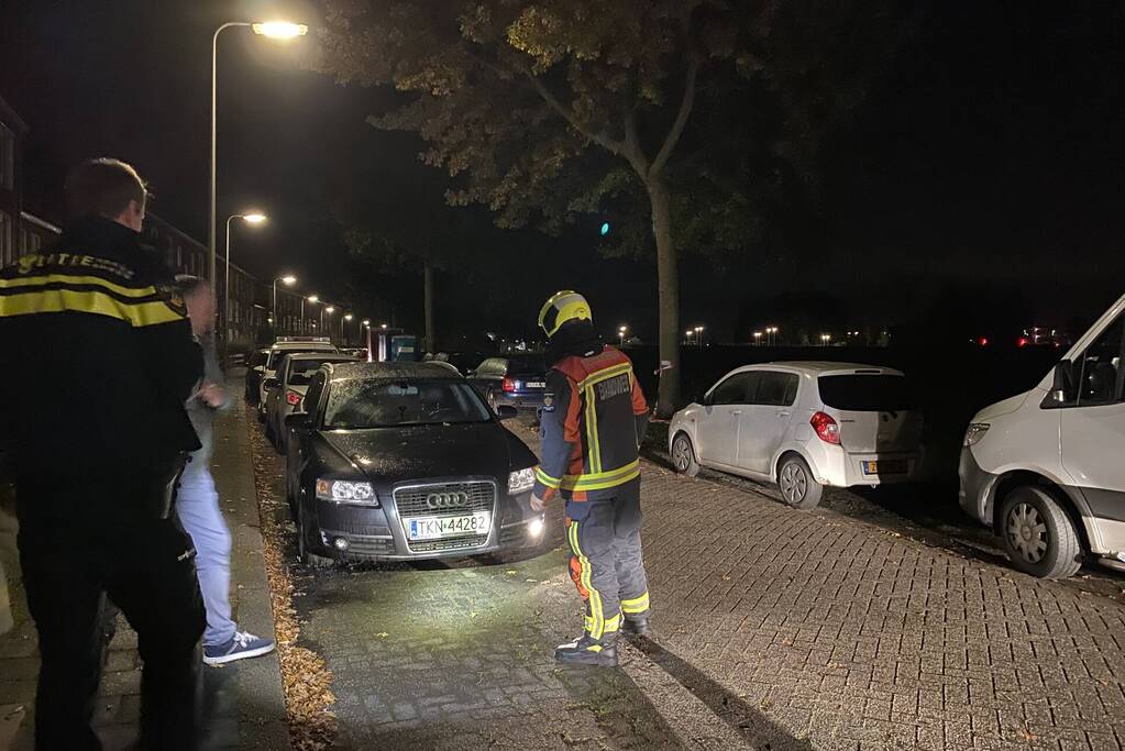 Brandende auto geblust door buurtbewoners