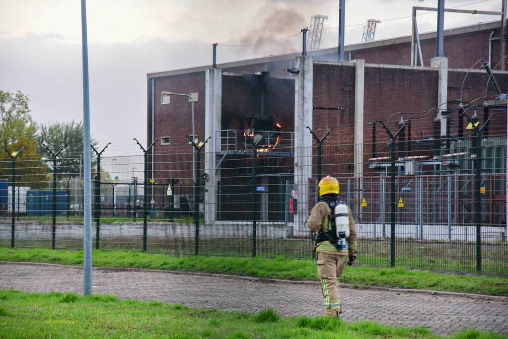 Dikke rookwolken bij uitslaande brand in verdeelstation