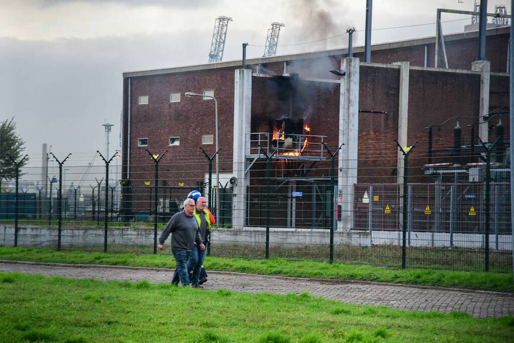 Dikke rookwolken bij uitslaande brand in verdeelstation