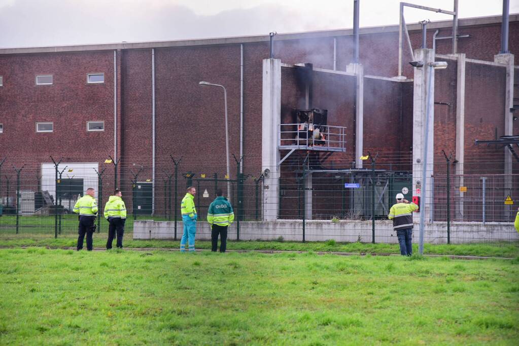 Dikke rookwolken bij uitslaande brand in verdeelstation