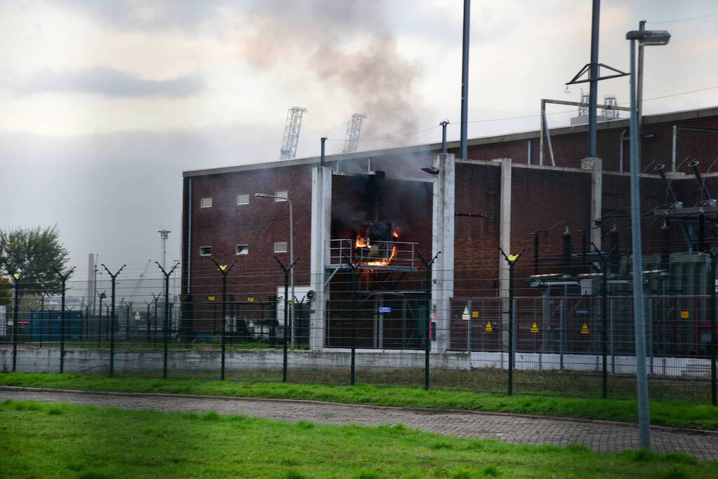 Dikke rookwolken bij uitslaande brand in verdeelstation