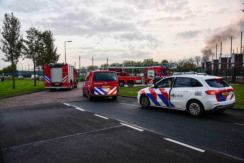 Dikke rookwolken bij uitslaande brand in verdeelstation