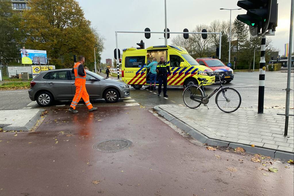 Overstekende fietser gewond bij botsing met auto