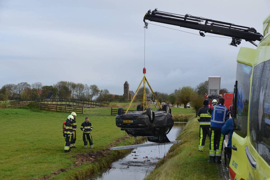 Auto ondersteboven in sloot aangetroffen