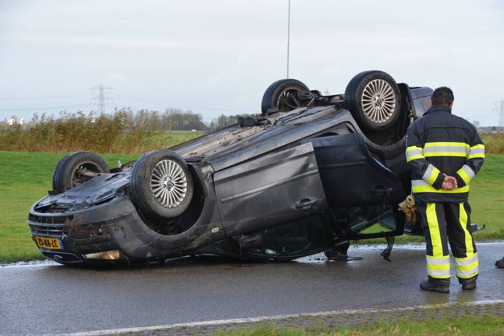 Auto ondersteboven in sloot aangetroffen
