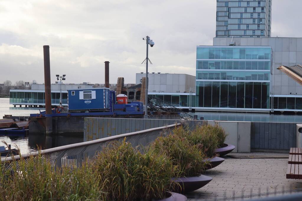 Hijskraan op ponton valt in water