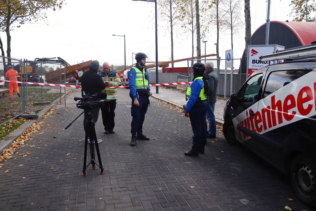 Hijskraan op ponton valt in water
