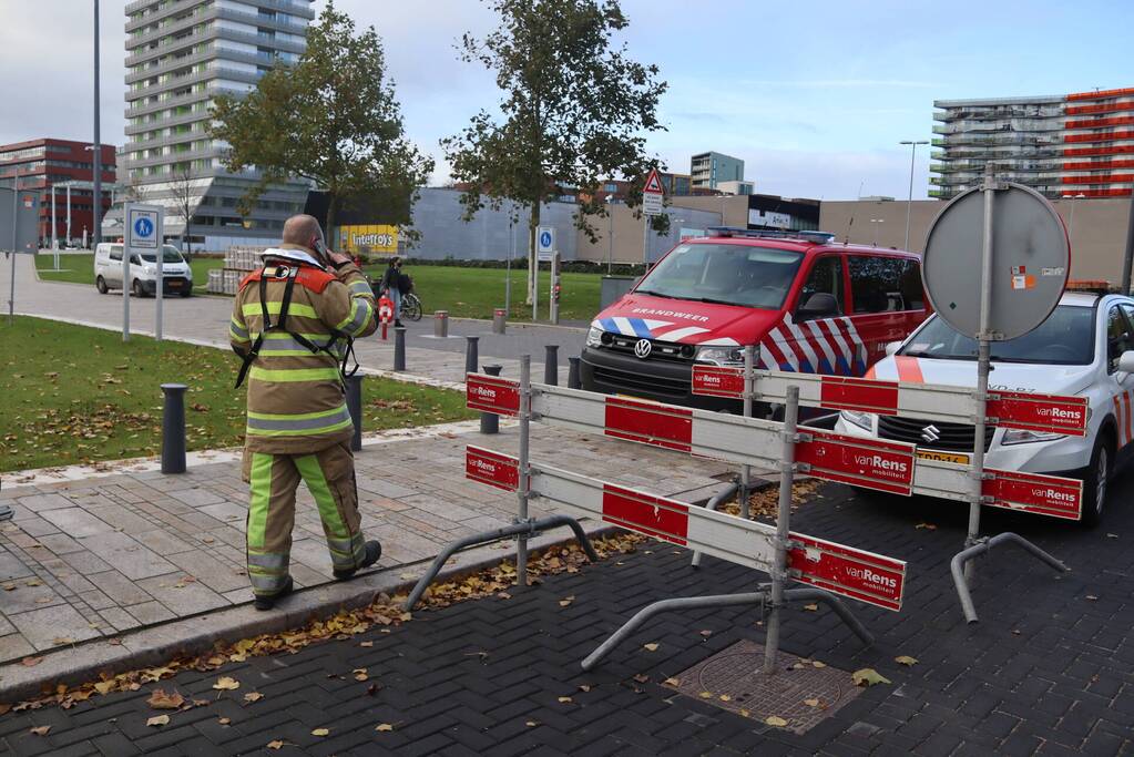 Hijskraan op ponton valt in water