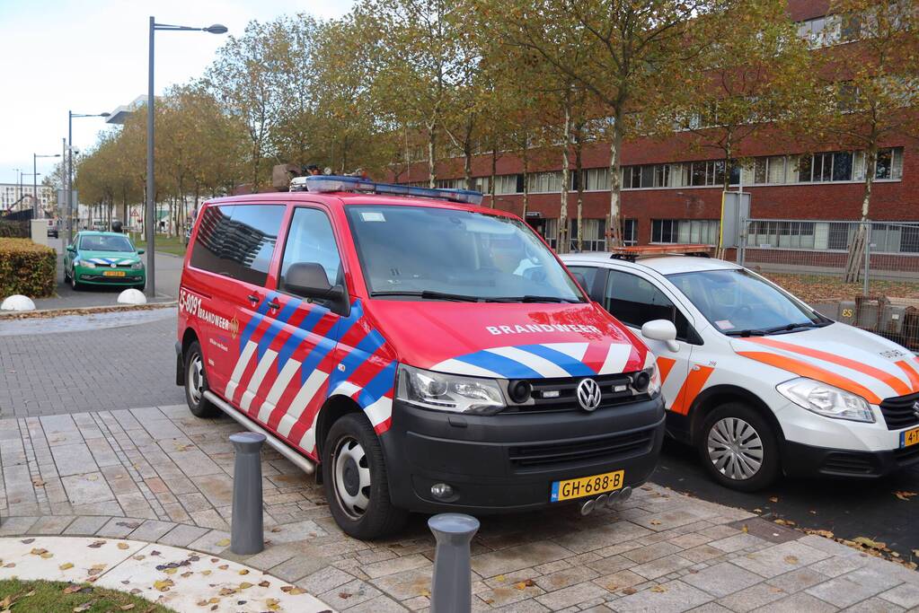 Hijskraan op ponton valt in water