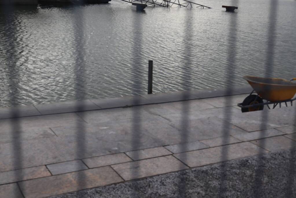 Hijskraan op ponton valt in water