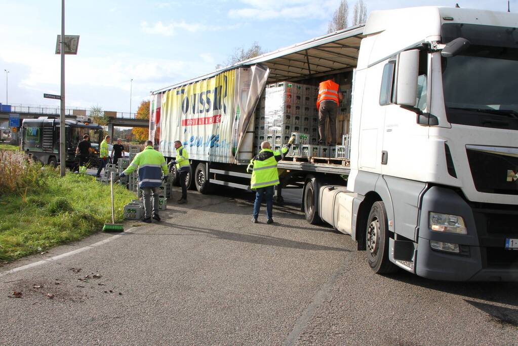 Vrachtwagen verliest lading flessen