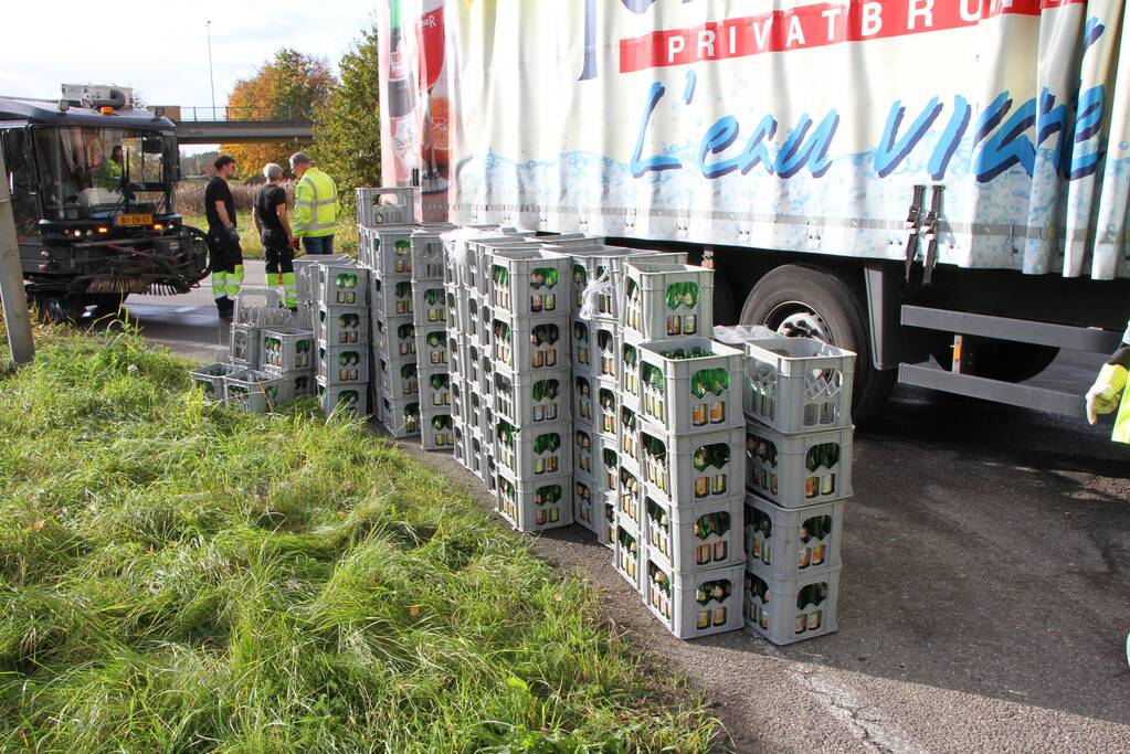 Vrachtwagen verliest lading flessen