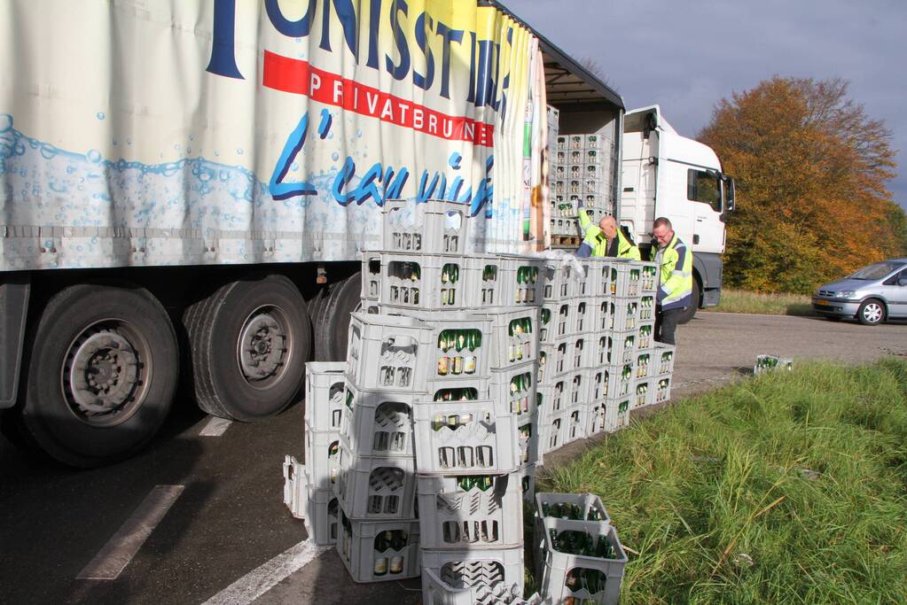 Vrachtwagen verliest lading flessen