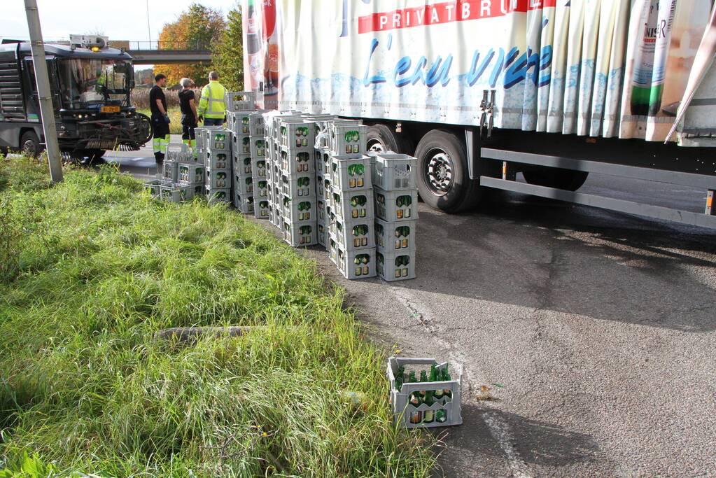 Vrachtwagen verliest lading flessen