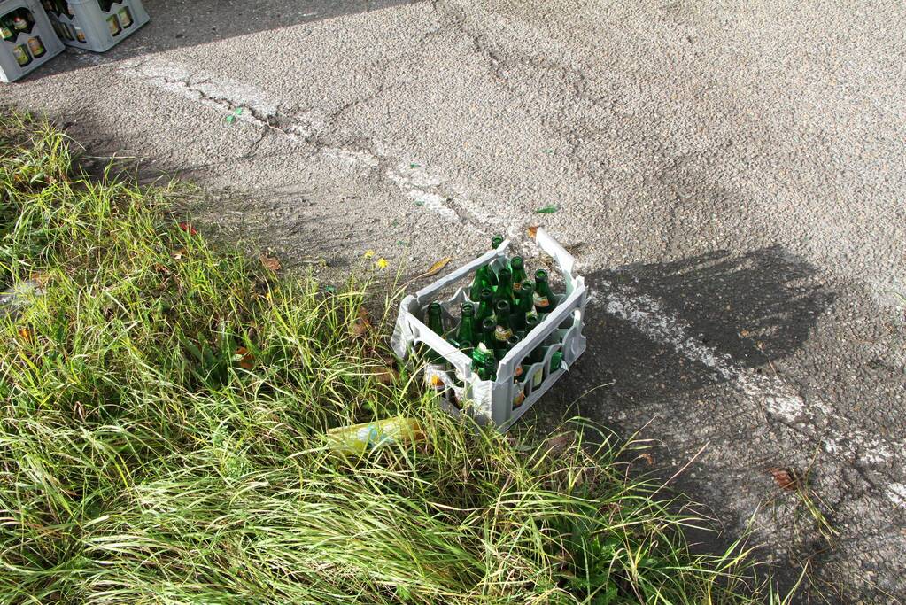 Vrachtwagen verliest lading flessen