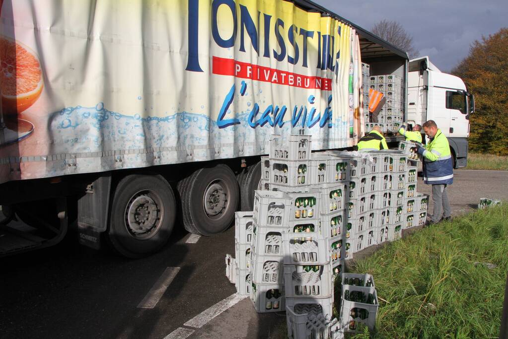 Vrachtwagen verliest lading flessen