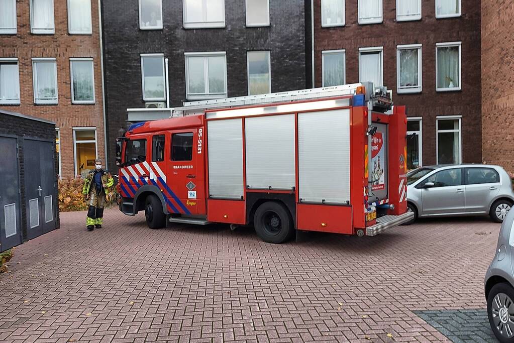 Persoon met vinger vast in rolstoel