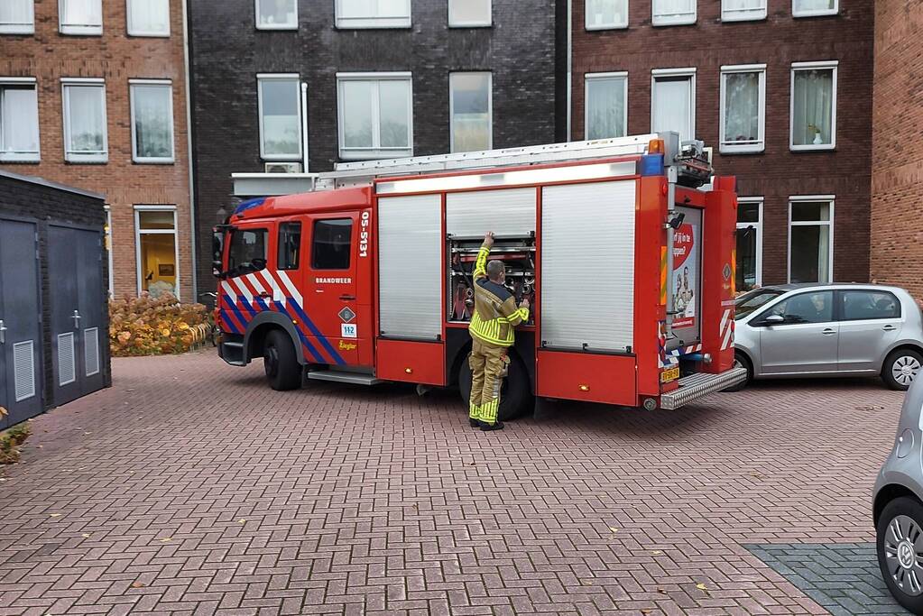 Persoon met vinger vast in rolstoel