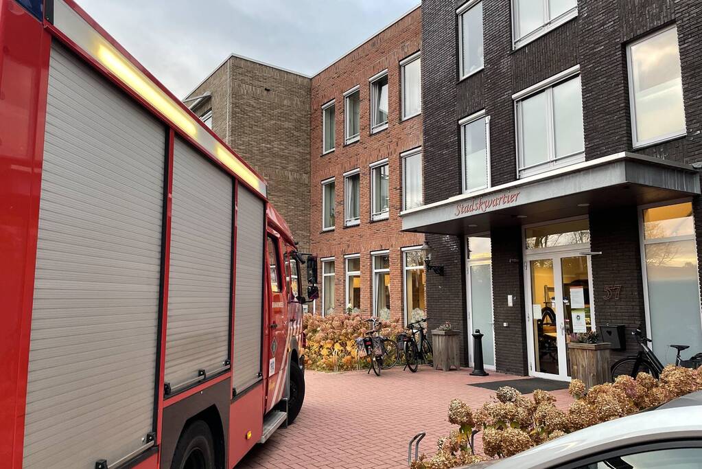 Persoon met vinger vast in rolstoel