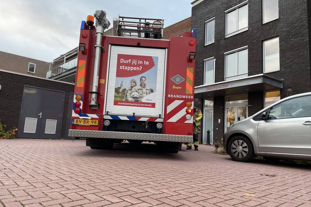 Persoon met vinger vast in rolstoel