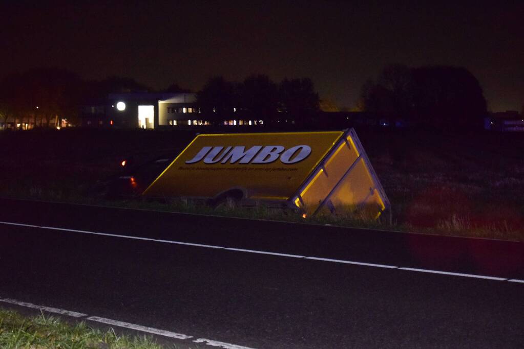 Bestelbus belandt door onbekende oorzaak in sloot