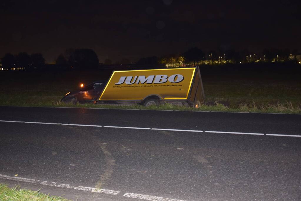 Bestelbus belandt door onbekende oorzaak in sloot